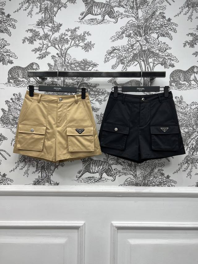 Pd家 25早春新款 工装风高腰短裤 高腰A字版型提高腰线 视觉上修饰腿型 挺阔的裤型 工作口袋设计三角标点缀 凸显工装酷飒风 搭什么都好看的的一款小单品 上身