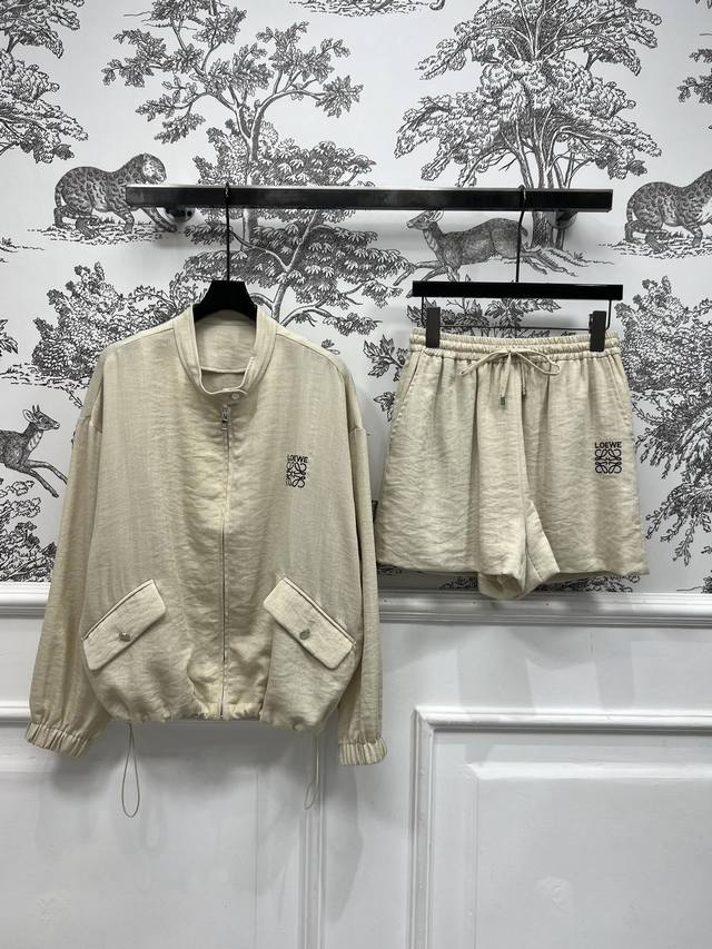 Lw家 25早春新款 刺绣Logo防晒套装 纯色浅色系简约又充满高级感 双侧拉链口袋装饰 抽绳收腰设计 打造精致又时髦的设计感 胸前刺绣字母点缀 肌理感面料上身