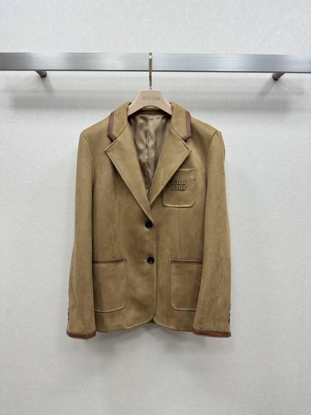 25Ss Miumi *早春 字母刺绣机皮绒西装外套 字母Logo刺绣装饰西装外套 超赞的时髦感 翻领两粒扣的设计 立体修身的剪裁廓形 上身有范又显瘦 日常通勤