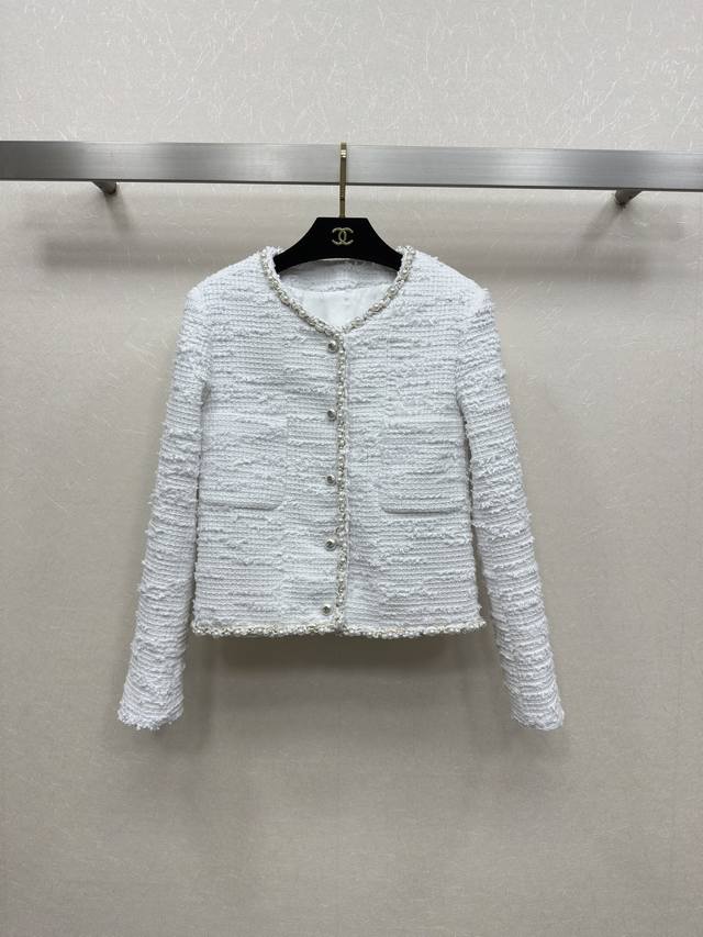 25Ss Chane* 新款 小香单排扣圆领外套 重工钉珠 定制五金纽扣 高级定制羊毛粗花呢面料 双口袋设计 版型很正 极致简约下的精致 上身就是优雅大小姐气质
