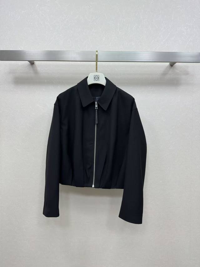 Loew* 25Ss早春新款外套 原版顶级面料 五金配件完美复刻 翻领拉链设计 气质减龄 搭配同款休闲裤 上身显瘦又高挑 白富美必备单品高级又时髦 强烈推荐单品