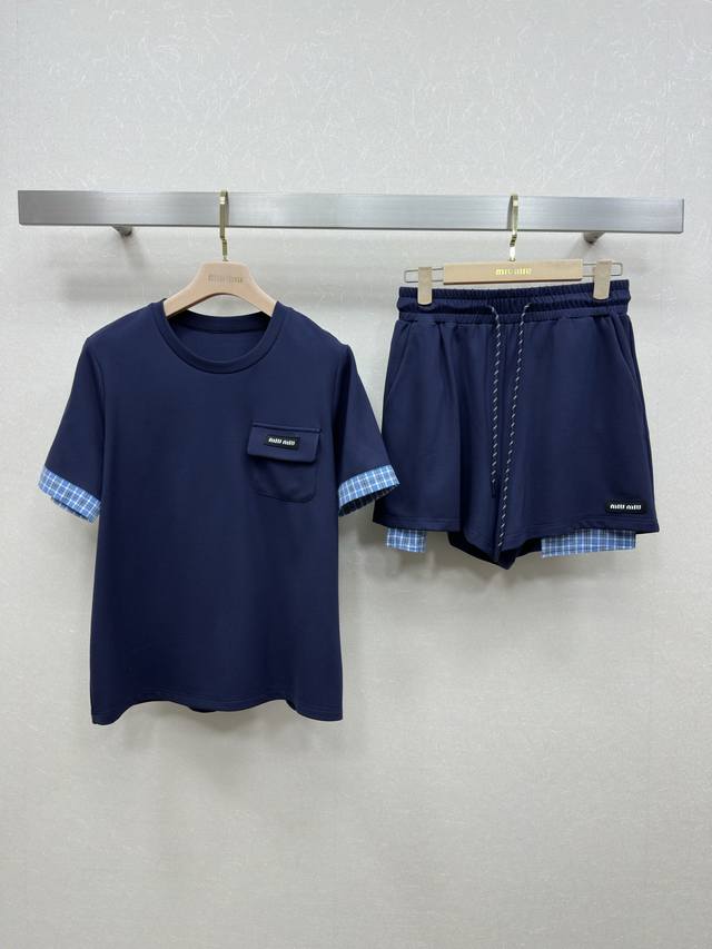 25Ss Miumi *新款 圆领运动套装 上衣短裤 休闲时髦 格子袖口撞色设计 字母标志 懒人必备 一套搭起来秒Get甜酷叛逆的少女感 不管是日常休闲还是通勤