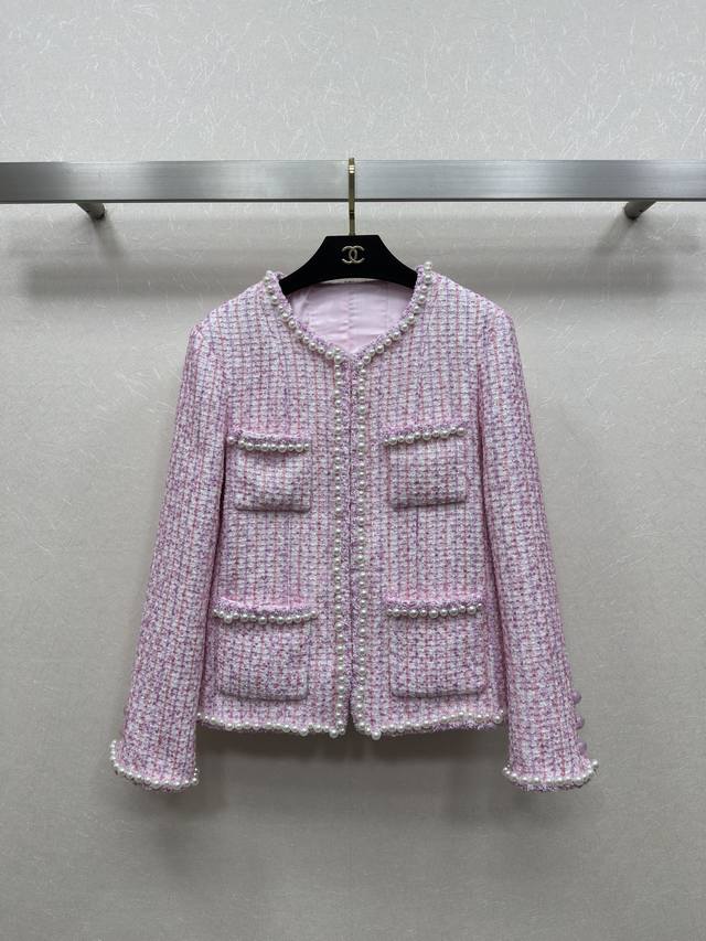 25Ss Chane*新款 粉色圆领外套 高级手工坊系列早秋新款 单排扣外套 四口袋设计 定制五金纽扣 高级定制羊毛粗花呢面料 版型很正 极致简约下的精致 内里