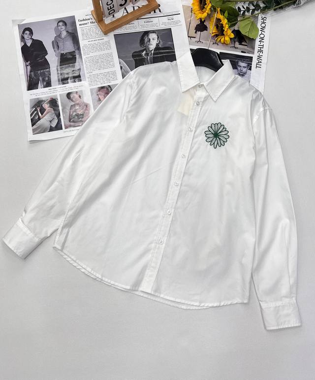 Mardi重磅小雏菊衬衣！！韩星！金高银同款！ 基本简约设计时尚风格，男女必入情侣衬衫！采用原版定织定染 立体感强 材质透气抗皱 上身舒适 胸前太阳花刺绣，简约