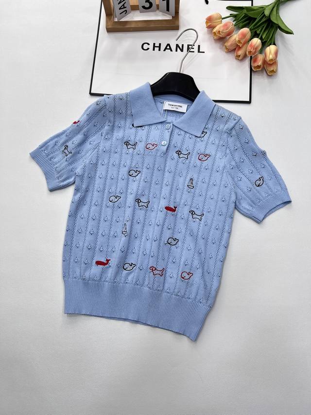 Thom Browne. 减龄翻领针织短袖。女学院风卡通动物刺绣毛衣开衫 干练简约，是衣橱必备的一款针，简约，洋气，减龄，搭配性出众，通勤和休闲风格自如切换！