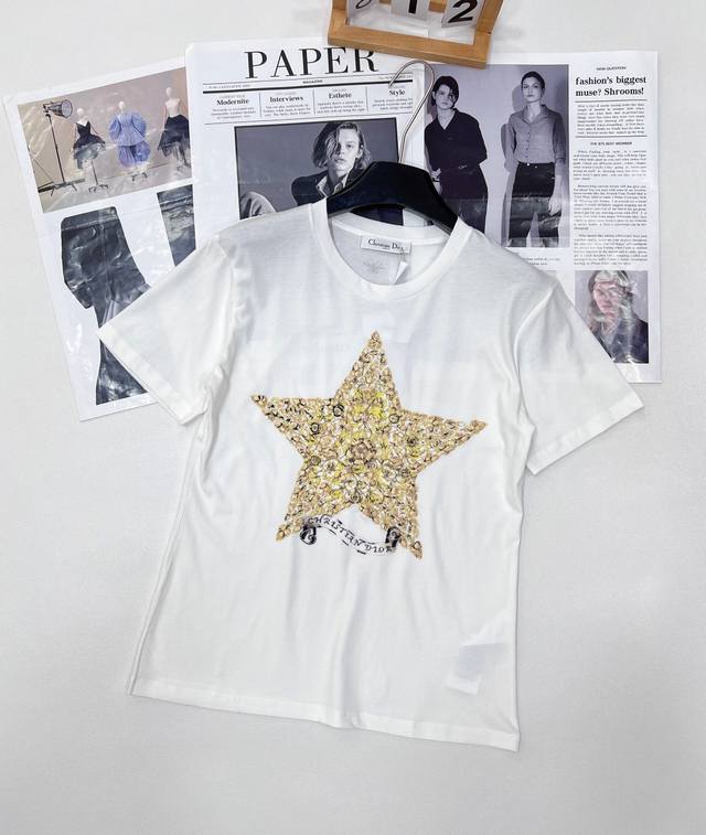 Dior2025早春新款五角星彩带刺绣短袖T恤，定制Yb斜纹全棉材质 透气舒适 质感十足 宽松短袖T恤裁剪 凸显品牌格调 采用克重纯棉制成 略带有弹力 呈现显瘦
