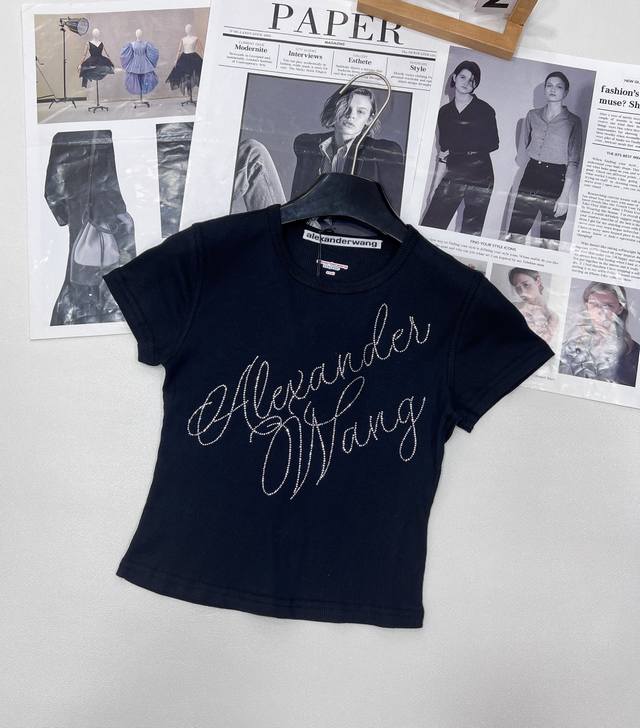 Alexanderwang 大王字母水晶烫钻修身短袖T恤 高弹力坑条针织修身显瘦，胸前进口高温烫钻设计百搭时尚 细节感满满 搭配浅色牛仔裤 超有时尚休闲感 大王
