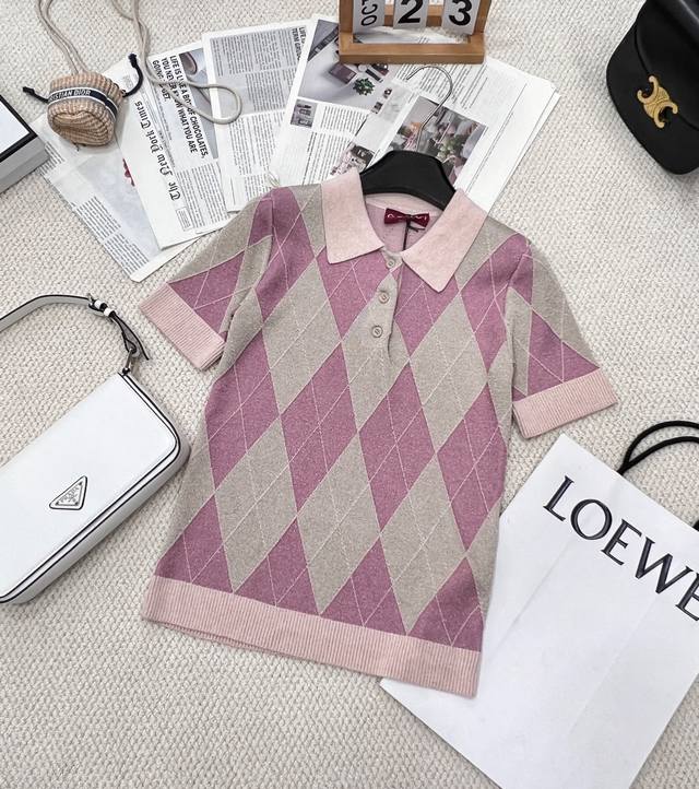 Gucci25Ss早春新款 菱形格纹提花短袖Polo衫丨独家高版出品！精致翻领针织短袖版型 半开襟领设计 淡粉色螺纹包边细节满分 通体饰以金线装饰撞色菱形花纹图