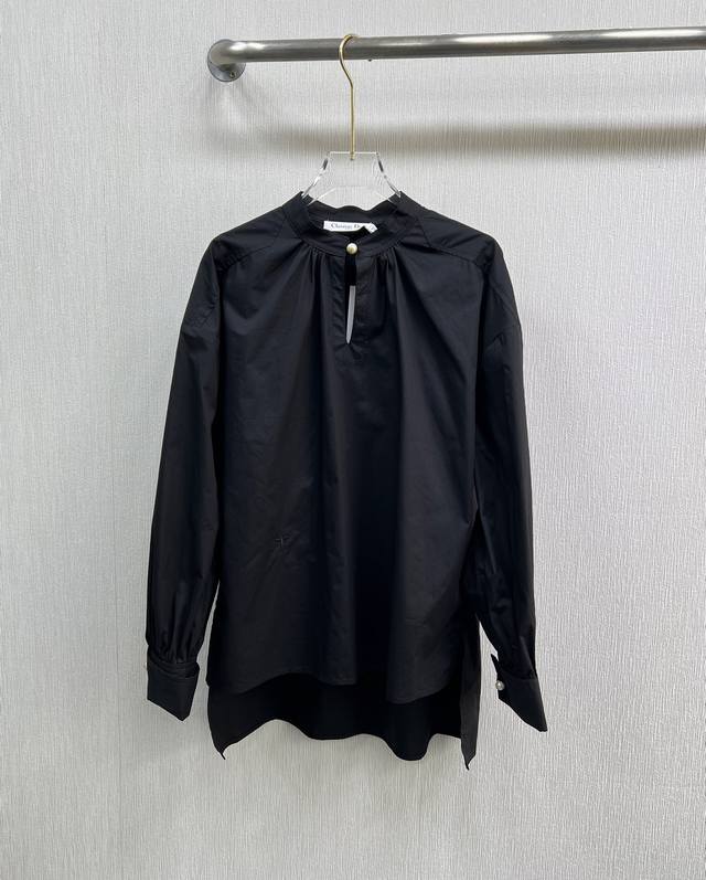 Diorss早春新品衬衫，采用轻盈的白色棉府绸精心制作以宽松剪裁呈现，背面选用加长底边设计完美修饰身材低胸领与立领设计提升格调，饰以灵感源自经典 D*Or 耳环