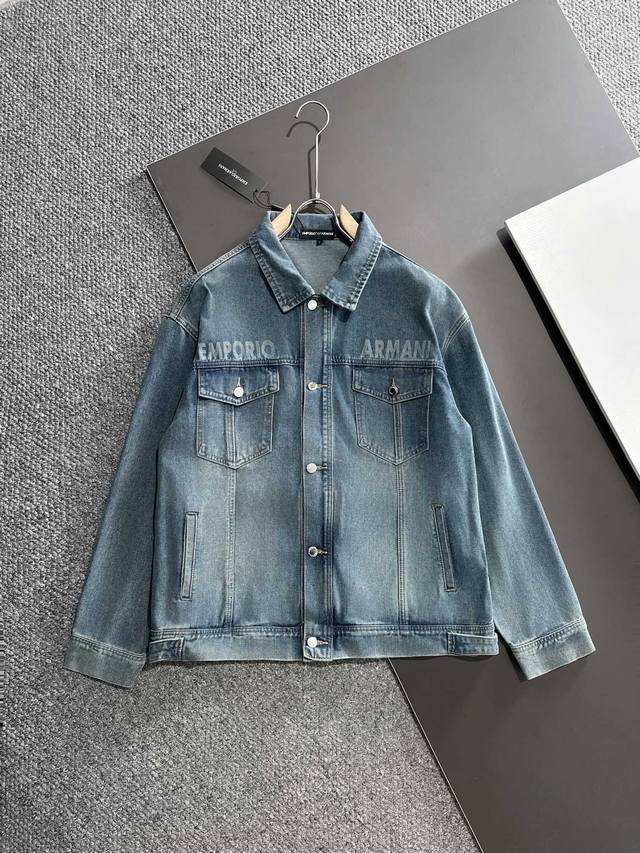 Armani 阿玛尼 顶级版本！秋冬新款水洗字母牛仔外套。闭眼入的一款！上身无敌百搭好看！原版开模定制Logo，牛仔水洗多次调整保证颜色饱和度无差 五金皮料都是