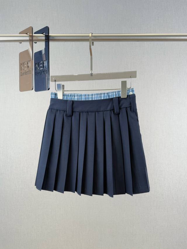Miumiu 拼接迷你短裙 100%棉面料 明星同款，棉料高阶用料，面料柔软舒适，撞色设计甜美减龄 ，短裙融入格纹府绸质感平角短裤的设计细节，与巴塔维亚面料巧妙