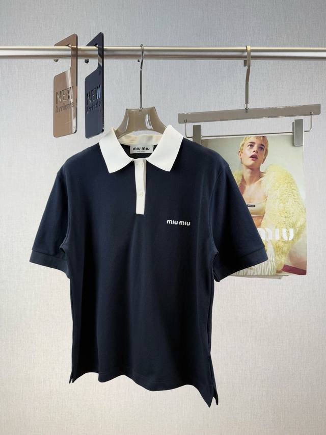 Miumiu 撞色Polo领短袖 100棉面料 明星同款，经典藏蓝色搭配，棉料高阶用料，面料柔软舒适 蓝白撞色设计甜美减龄，胸前刺绣徽标刺绣字母点缀，尽显时髦感