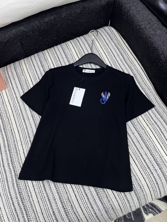 爆款现货 原单品质 Jw*｜25新品刺绣短袖T恤 精致版型上身巨显瘦！ 精致刺绣工艺 低调奢华！ 时髦精必备单品解锁所有穿搭！ 认准我家品质！时髦又高级 经典版