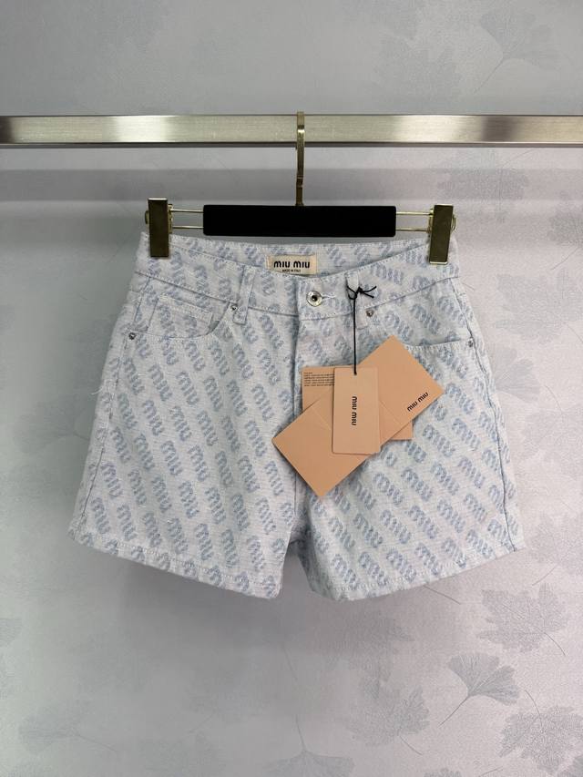 Miu*25新品上新前后字母满印短裤 精选进口牛仔棉面料 修身显瘦直筒牛仔短裤 前后满印字母设计 面料质感柔软舒适 裤身立体裁剪 显瘦显腿长 上身完美提高腰线