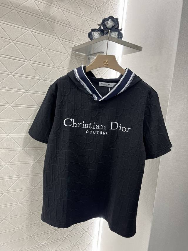 Dio*2025新品上架 浮雕连帽上衣短裤套装 定制Yb进口天丝棉材质 质感高级 立挺有型 连帽短袖上衣弹力短裤套装 通体以字母徽标提花满铺作为亮点 凹凸浮雕肌