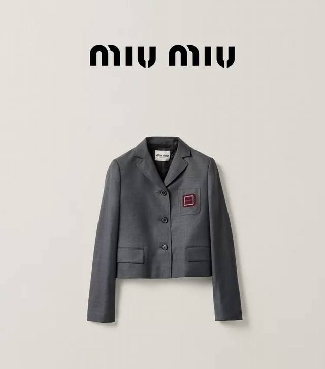 款号D250402Miumi*缪家新款 学院风胸前红标Logo刺绣胸章小翻领短款长袖西装外套！灰色， M码：肩宽40，胸围100，袖长61，衣长49