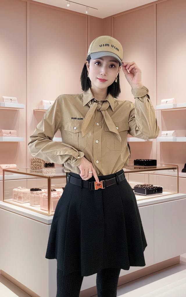 款号D25040254 Miumi*缪家新款定制原版字母Logo纽扣刺绣徽标装饰宽松时尚系扣翻领长袖衬衣！咖色、蓝色、 M码：肩宽46，胸围106，袖长57，前