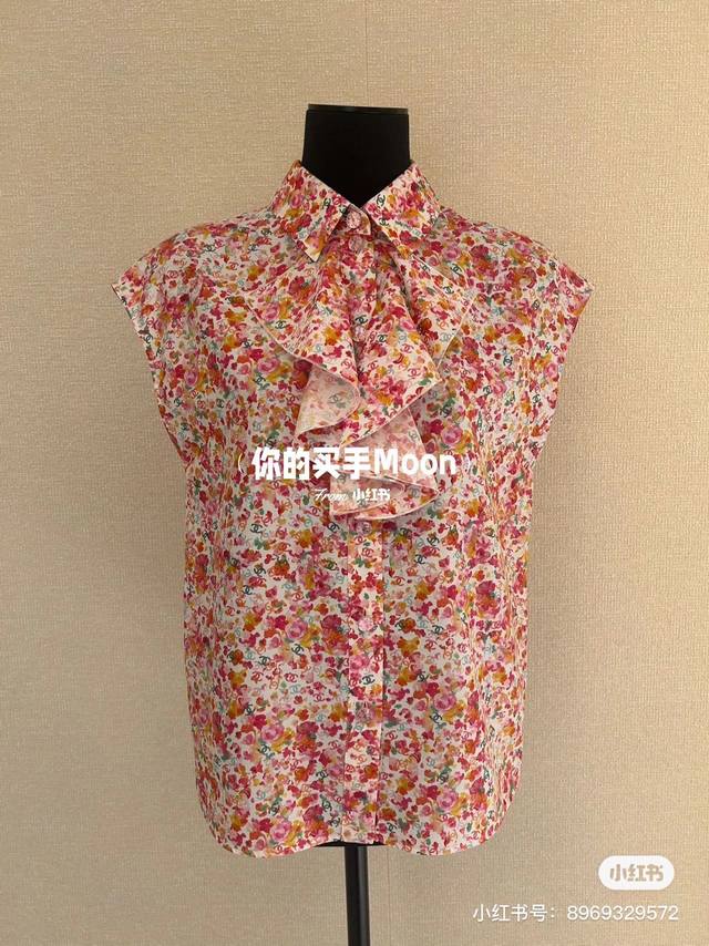 款号D25040257 Chane*新款定制双C印花Logo彩色碎花荷叶边拼接系扣翻领无袖衬衣上衣！ M码：肩宽54，胸围102，衣长63
