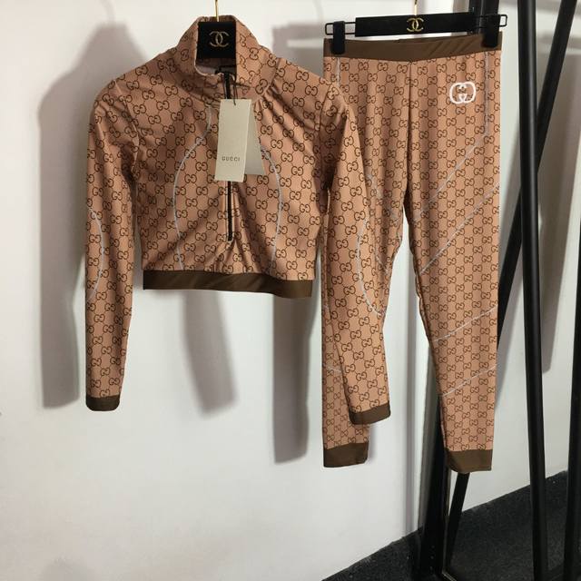 款号1482 Gucc*新款瑜伽运动套装，老花Gg字母印花 立领长袖拉链上衣 带胸垫 +弹力显瘦打底裤，咖色，S-Xl， M码；胸围76，袖长55，衣长36；腰