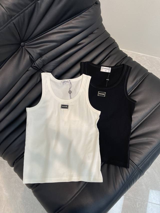 Chane*25春夏新款小香Logo铁牌背心上衣。低调奢华白富美必入神器！万能百搭修身版型超显瘦！进口纯棉面料质感超赞！复古气质时髦又高级！版型上身巨显瘦，完美