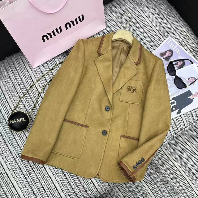 强烈推荐 25年早春夏系列 Miu*新款鹿皮绒拼皮边翻领西装外套 字母贴布绣口袋点缀 Sml