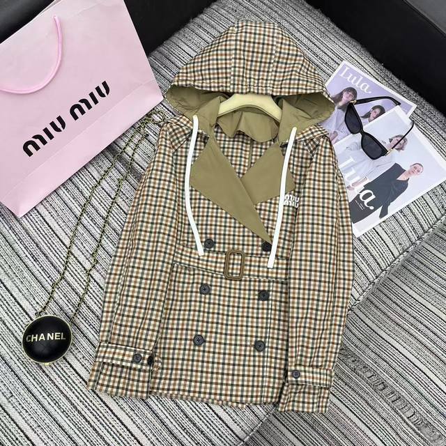强烈推荐 25年早春夏系列 Miu*新款格纹连帽风衣外套 腰间系腰带设计 字母印花点缀 Sml
