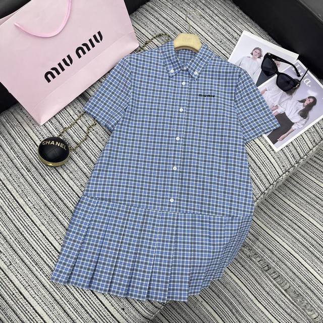 强烈推荐 25年春夏系列 Miu*新款翻领短袖衬衫连衣裙 Yb定制格纹面料 压折裙摆 刺绣字母点缀 Sml