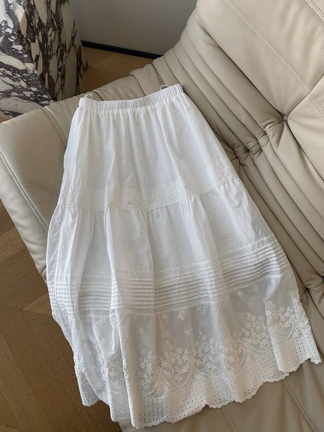 25Ss春夏 法式小众蕾丝拼接半裙 棉质拼接立体蕾丝高级感舒适亲肤有垂感褶皱大摆设计上身层层褶皱颇有灵动感 相比普通伞裙会更加废料 正确诠释日常穿搭精致放松Lo