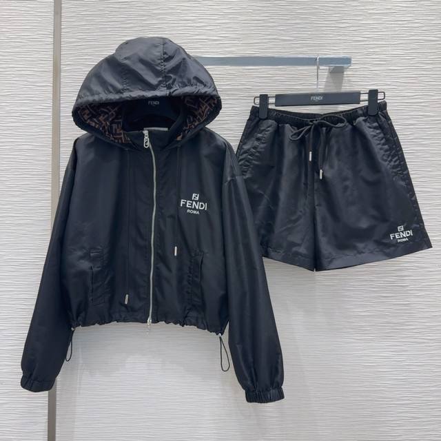 Fend* 2025Ss新款 结合工装与防晒衣的碰撞设计 超轻薄面料 特殊材质有肌理感 每个小细节都非常注重 恰到好处的高级感 立体剪裁 让成衣上身更为精致洋气