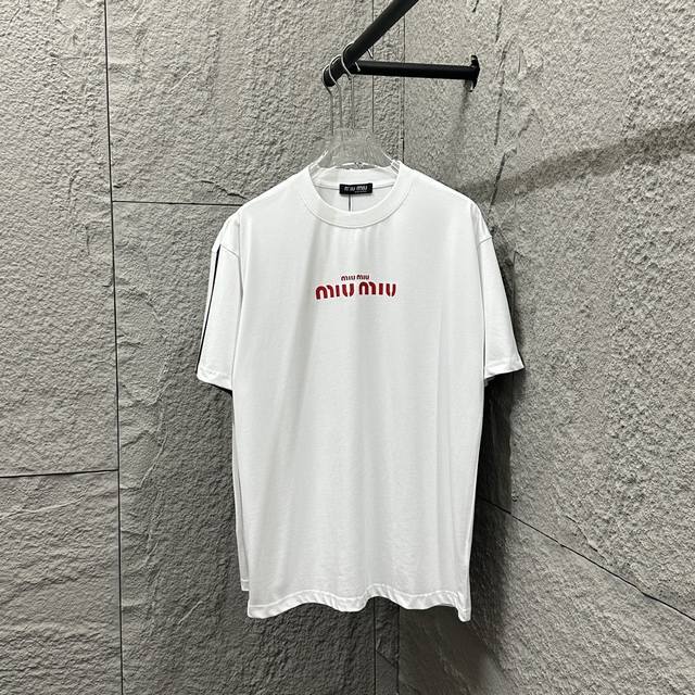Miu Miu*2025春夏新款短袖T恤衫 胸前字母Miu立体硅胶工艺 Logo 定制双纱平纹纯棉300面料 男女同款 颜色：白色 黑色 白色 尺码： S 90