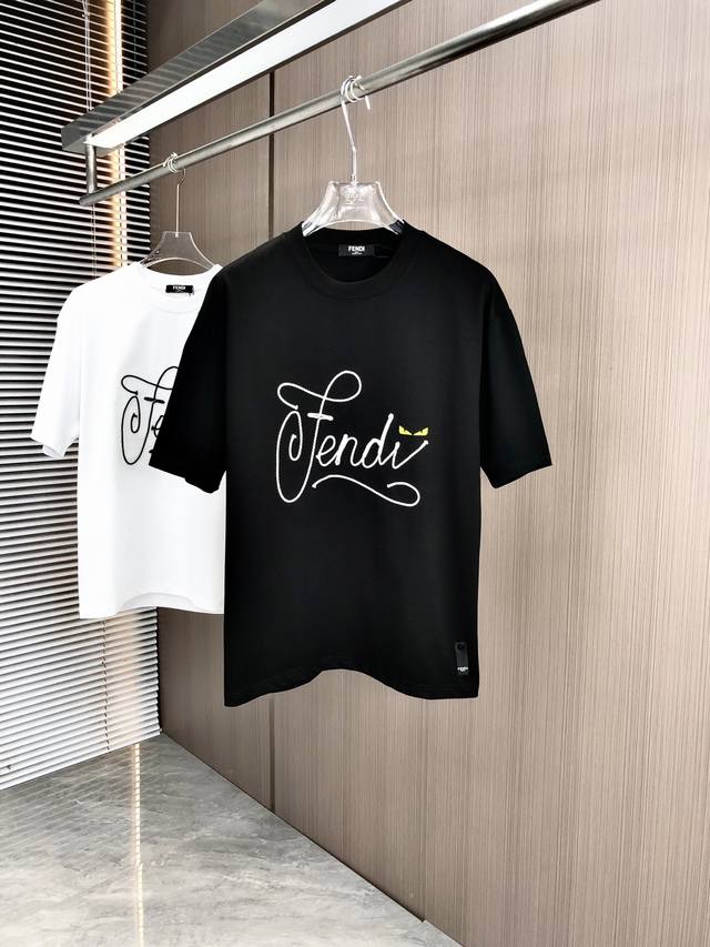 Fendi 芬迪2025春夏新款 圆领短袖 盘绳绣挨针绣 左侧车小标纽扣 采用高克重320克双纱精梳棉面料 微宽松版型 面料手感柔软厚实 男女同款 颜色：黑 白