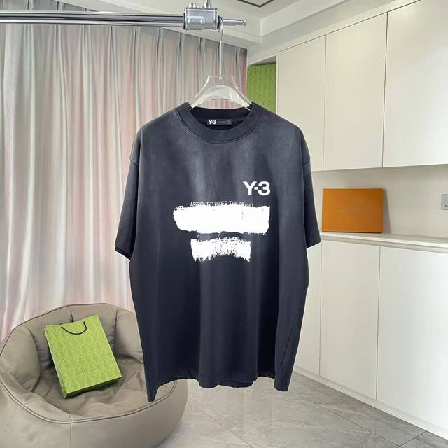 Y-3 2025夏季新款 洗水渐变做旧磨破 个性字母Logo印花 短袖T恤 定制面料320G 男女同款 尺码：S M L Xl Xxl 五个码 颜色：黑色 灰色