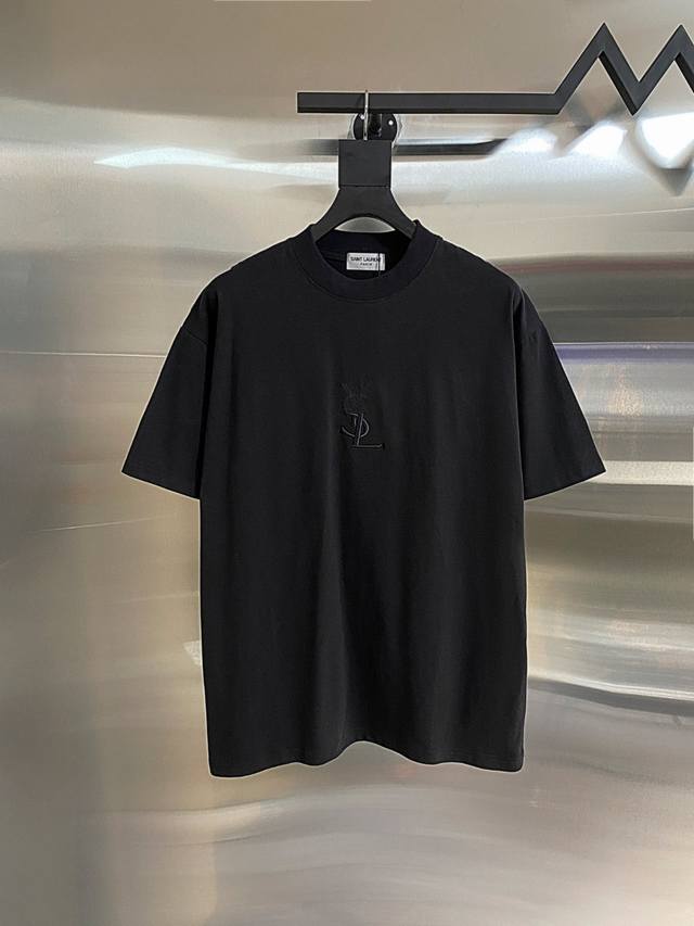 Ysl 圣罗兰胸前重工刺绣后背字母渐变印花短袖 280克纯棉双砂面料 所有面料均已提前做过缩水 品质第一所见即所得 不会洗一次版型就有所变化的 区分市场部分一次