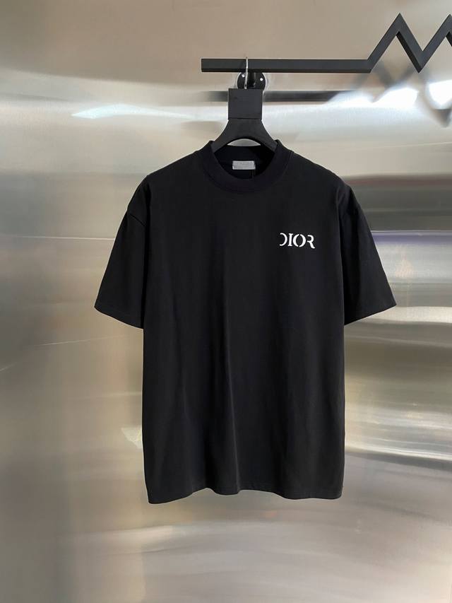 迪奥Dior 定织定染280克精梳棉重磅面料 发泡工艺 螺纹零色差 细节完美 区别市面通货版本 欢迎对比 男女同款 上图必卖款 颜色：白色 黑色 码数：Xs-L