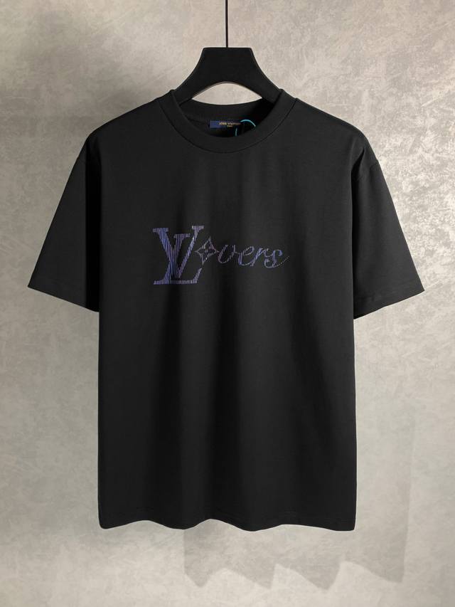 高品质 Louis Vuitton 路易威登 虹彩竖纹印花圆领短袖T恤 三标齐全 采用冰丝索罗娜面料！前幅特殊印花工艺 手感非常舒服 Os落肩版型，时尚又个性，
