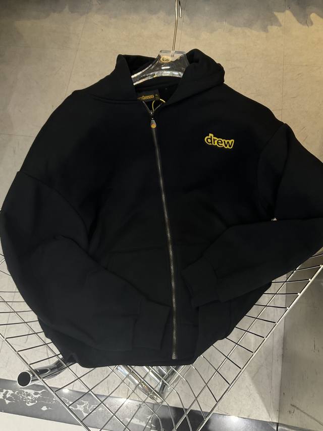 款号：8825 Drew拉链加绒连帽卫衣，面料为360克珍珠绒面料，不起球不掉毛。这个款式是比伯上身款，今年热度非常高，前幅为重工刺绣Drew字母Logo，后幅