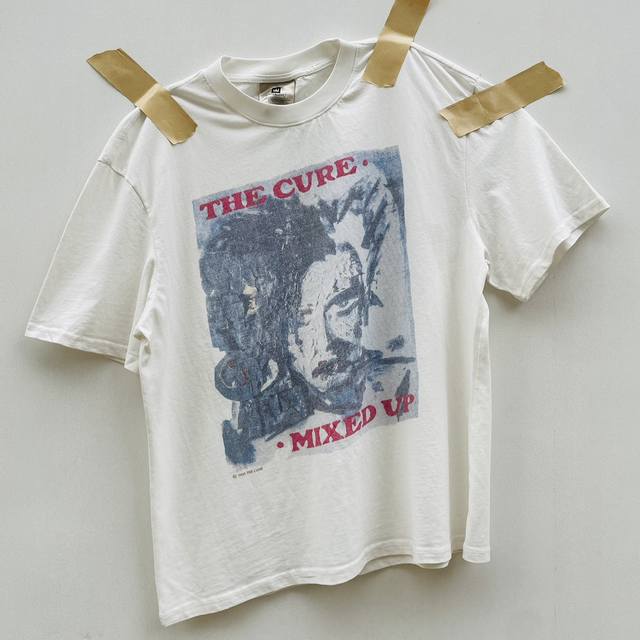 vv12 治疗乐队The Cure怪人合唱团美式复古 年代重磅短袖 Vintaget恤面料采用230克新疆磨毛纯棉 并经过了做旧水洗工艺，因此手感更加柔顺有质感