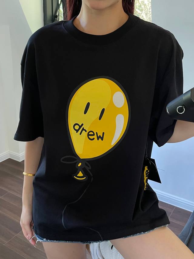 de57 Drew House卡通气球印花短袖 Drewhouse这款卡通气球T恤不会跟经典款那般单调，胸前笑脸小气球为整件衣服增添了几分可爱的气息，蓝色超显白