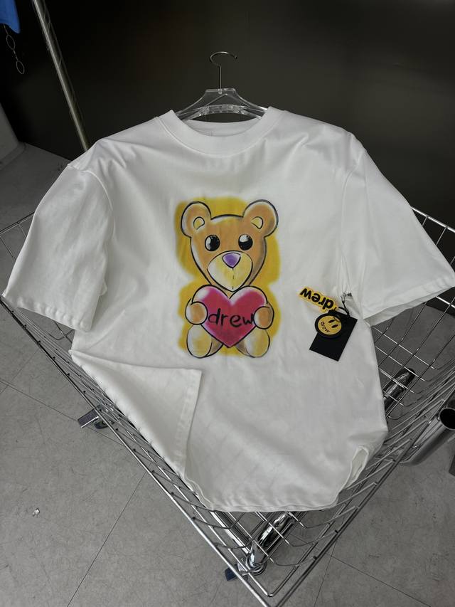 de13 Drew House卡通趣味小熊数码印花短袖 Drewhouse趣味小熊采用数码印花 颜色更分明更细腻区别手工丝网印花相对于传统印花 基本没有涂层感，