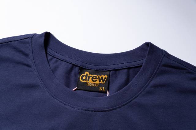 款号：De01 18色 Drew House 比伯经典款短袖 跑量利器 ！ 尺码： Xs S M L Xl 关于面料： 32支紧密双纱230G 做货前，面料先经