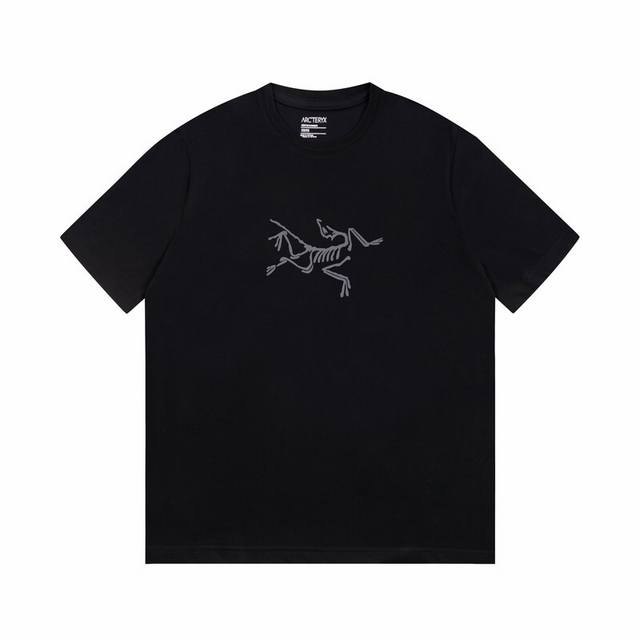 高品质8810# Arcteryx 经典Logo短袖己经成为热门时隔一年，在潮流圈最受欢迎的户外神级 始祖鸟 ，现在一件基础Logo T恤己成了潮人必备，基础T