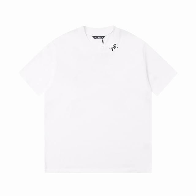 高品质8017# Arc’Ter 始祖春夏新款 面料厚实透气 超级耐看有型 业内首发，打造高端都市休闲运动风格，上身可以承载一切的风格搭配，这款前后面采用了手绘