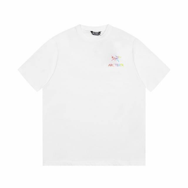 高品质8806# Parcteryx 经典Logo短袖己经成为热门时隔一年，在潮流圈最受欢迎的户外神级 始祖鸟 ，现在一件基础Logo T恤己成了潮人必备，基础