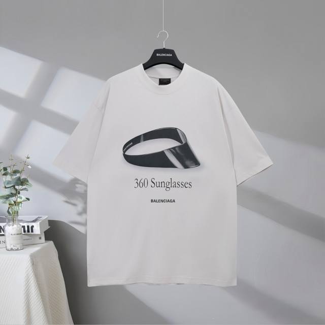b137# 市场顶级品质 Balenciaga 巴黎世家2025Ss 太阳帽护目墨镜印花短袖T恤 印花采用进口康丽机直喷工艺 市场顶级的质量 官网品质 罗纹定织