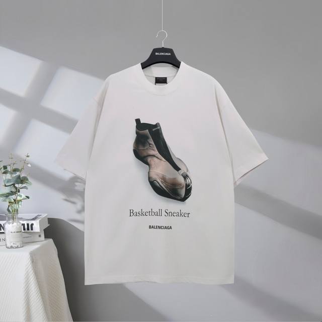b136# 市场顶级品质 Balenciaga 巴黎世家2025Ss 鞋履Basketball Sneaker印花短袖T恤 印花采用采用进口康丽机直喷工艺 市场