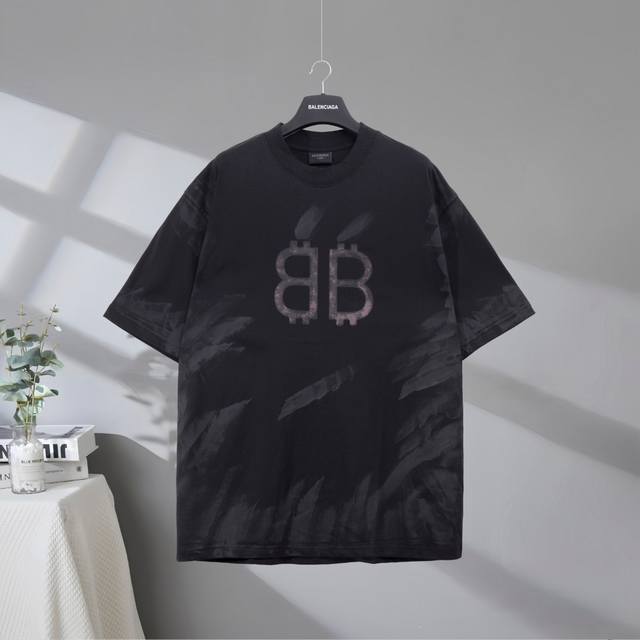 b133# 市场顶级品质 Balenciaga 巴黎世家2025Ss 前后比特币双B泥染做旧印花短袖T恤 印花采用进口椭圆机胶浆工艺 市场顶级的质量 官网品质