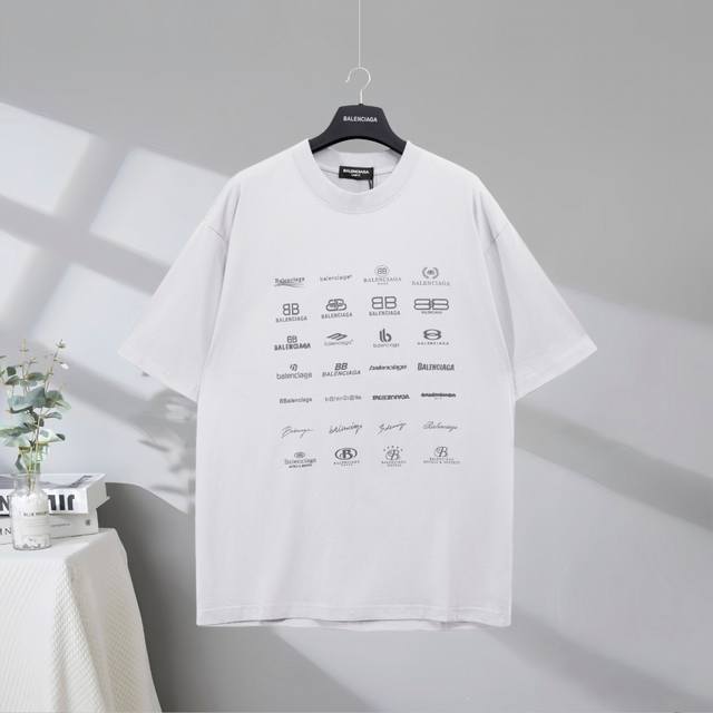 b125# 市场顶级品质 Balenciaga 巴黎世家2025Ss 满印多标语言印花短袖T恤 印花采用进口椭圆机胶浆工艺 市场顶级的质量 官网品质 罗纹定织定