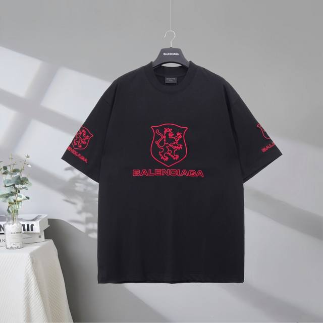 b120# 市场顶级品质 Balenciaga 巴黎世家2025Ss 联名Lion Club微章Logo刺绣短袖T恤 Logo采用进口田岛刺绣工艺 市场顶级的质
