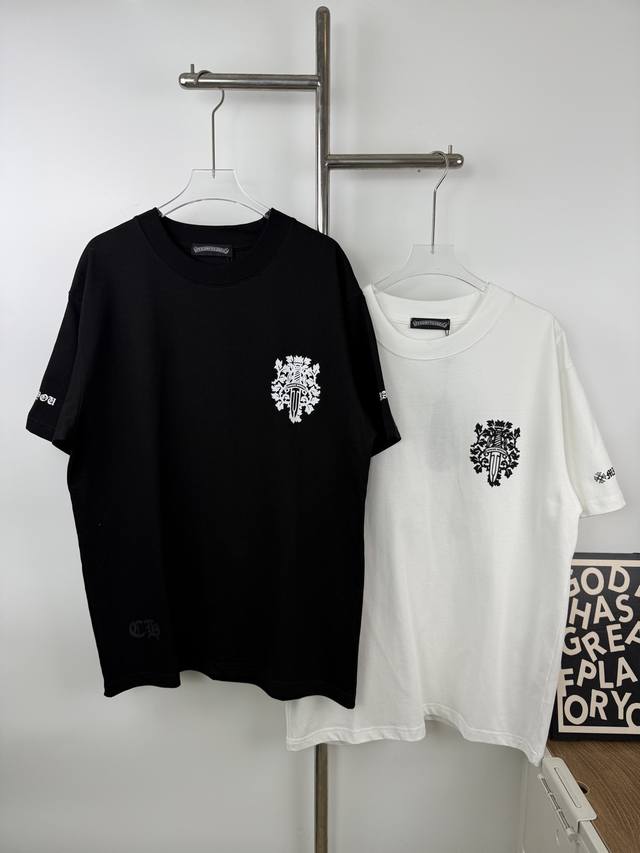 款号X7 克罗心早春新款迈阿密宝剑黑白短袖男女款 更大大增加了服装的趣味性；独特的视觉效果。特殊水洗效果处理后形成了一种的独特做旧效果。 克罗心短袖必须是春夏的