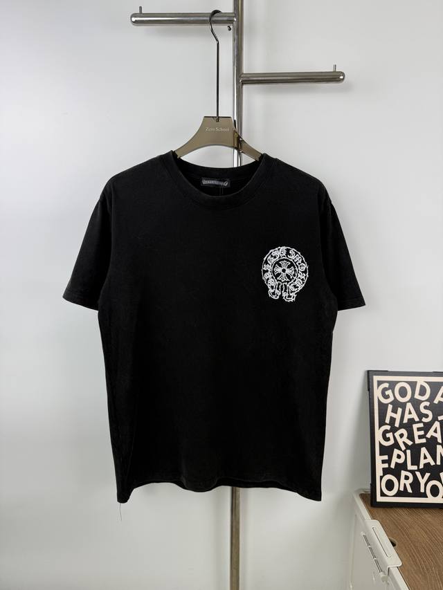 款号X6 克罗心早春新款梵文黑白水洗短袖男女款 更大大增加了服装的趣味性；独特的视觉效果。特殊水洗效果处理后形成了一种的独特做旧效果。 克罗心短袖必须是春夏的第